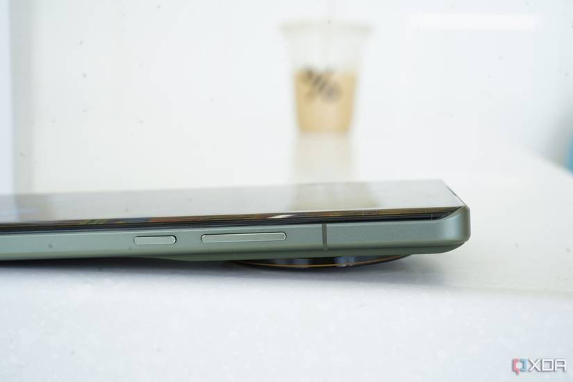 Xiaomi 13 Ultra with flat sides. 
