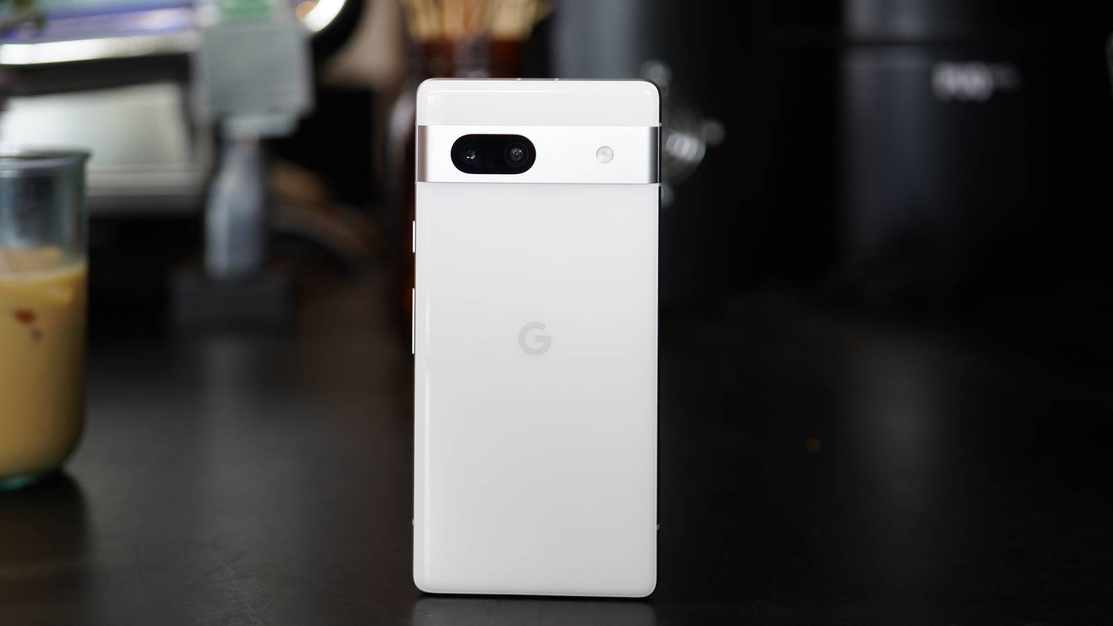 What colors does the Google Pixel 7a come in?