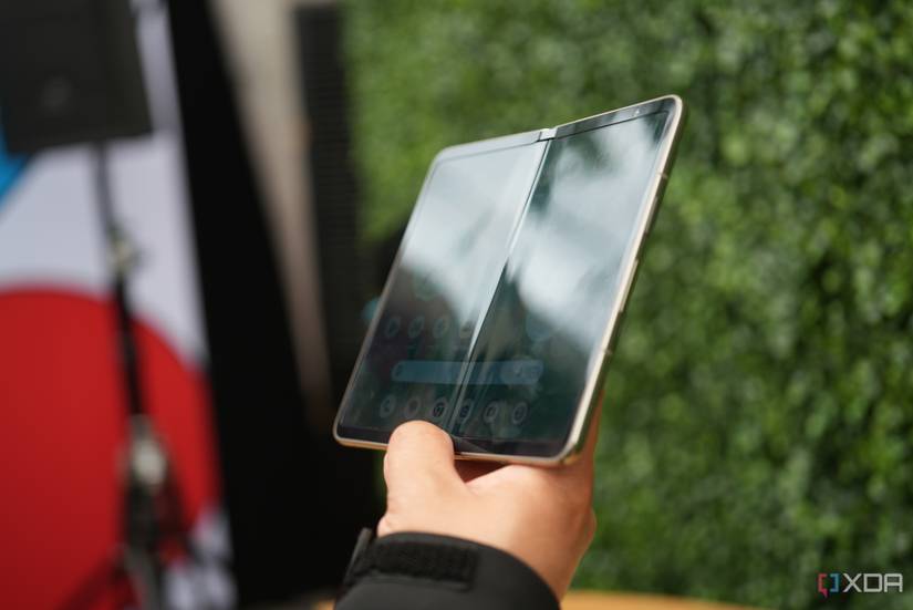 Pixel Fold in the hand 