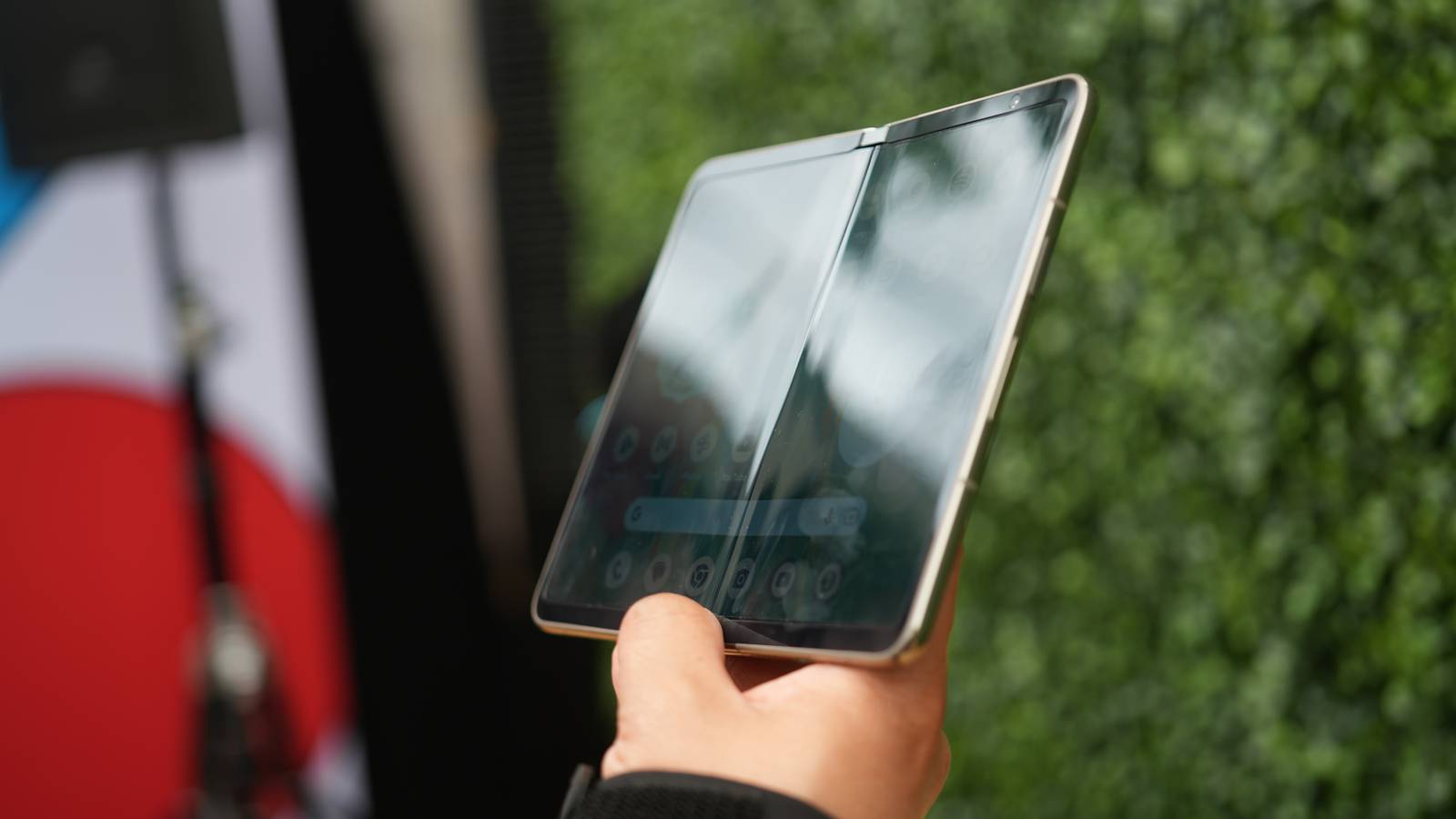 Pixel Fold in the hand 
