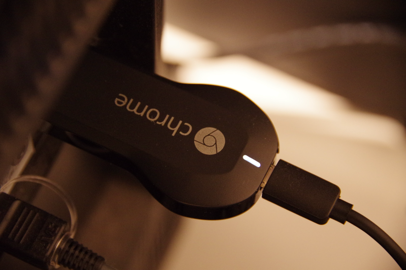 Google Chromecast Gen 1-এর ফটো একটি টিভিতে প্লাগ করা হয়েছে৷