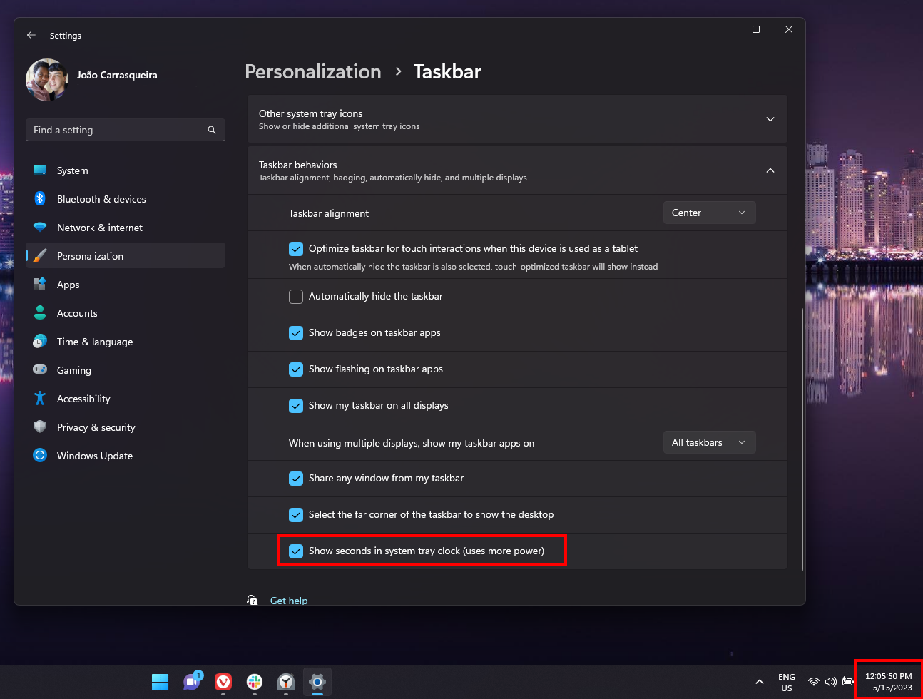 Screenshot of Windows 11 with seconds on the taskbar clock