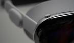 Apple Vision Pro digital crown on top