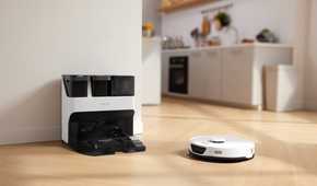Roborock S7 Max Ultra returning to docking station.
