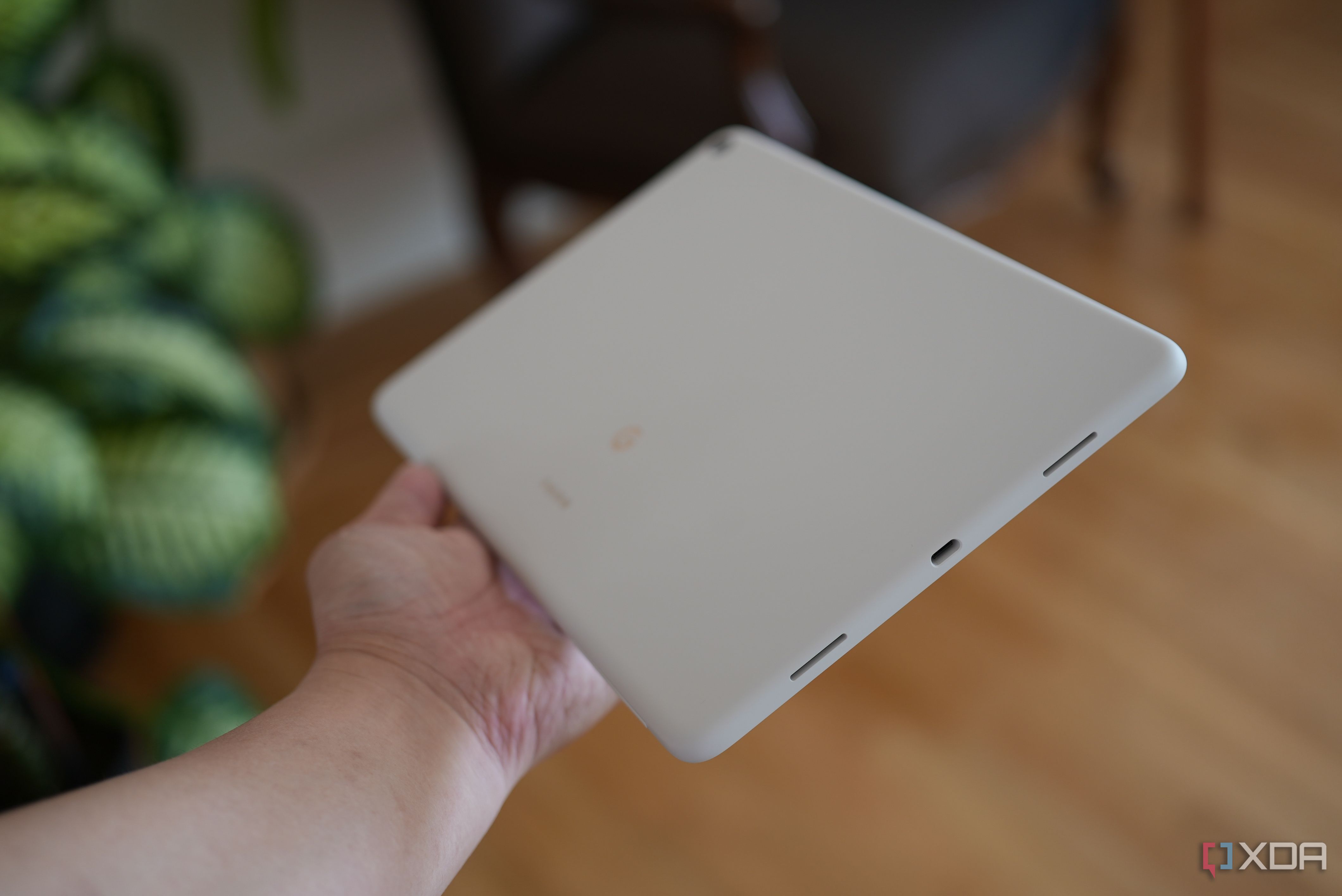 Pixel Tablet has curved sides. 