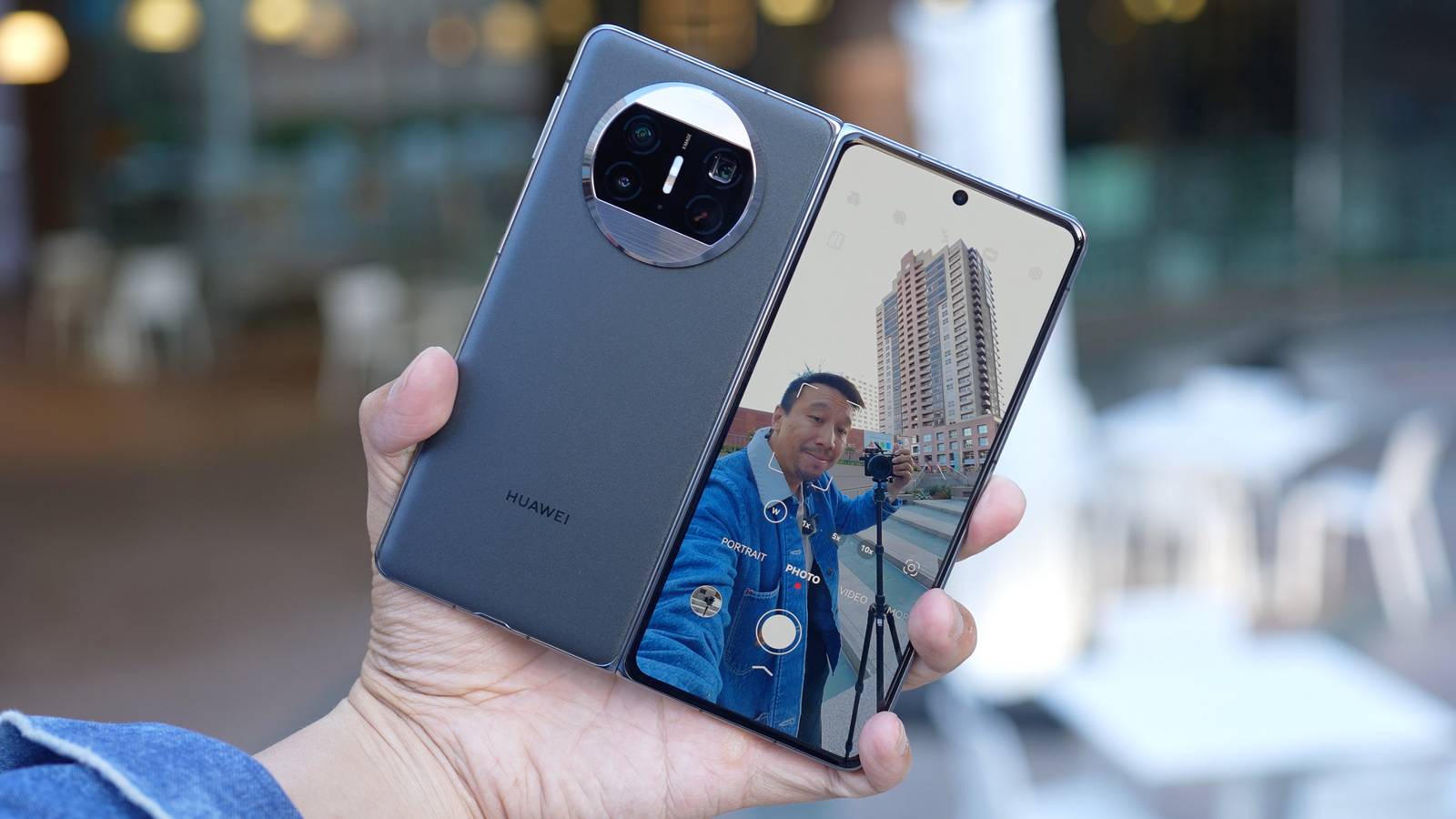 Huawei Mate X3 in the hand