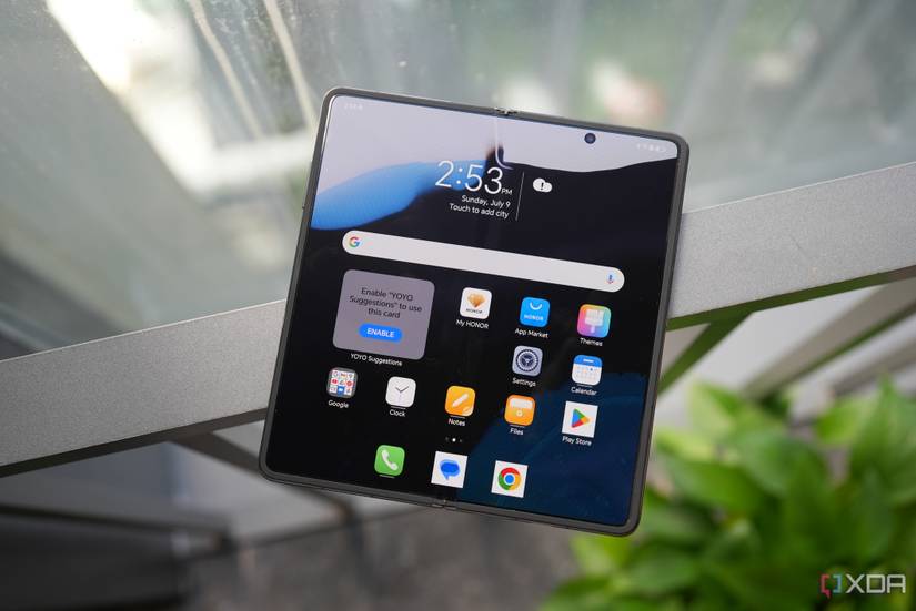 Honor Magic V2's inside main screen. 