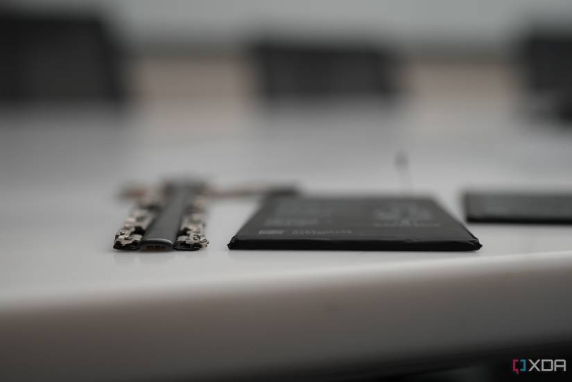 The Honor Magic V2 hinge and battery