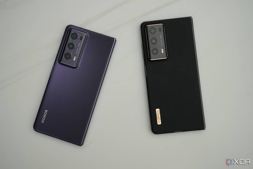 Honor Magic V2 in two colors 