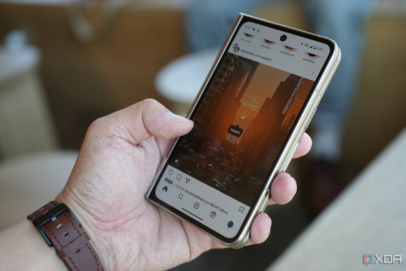 pixel fold in the hand