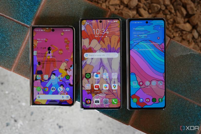 Pixel Fold (left), Mate X3 (right), Z Fold 4 (right). 