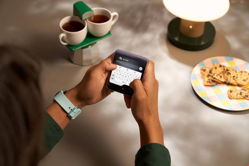 Samsung_Galaxy_Z_flip5_hands-on_lavender_meal