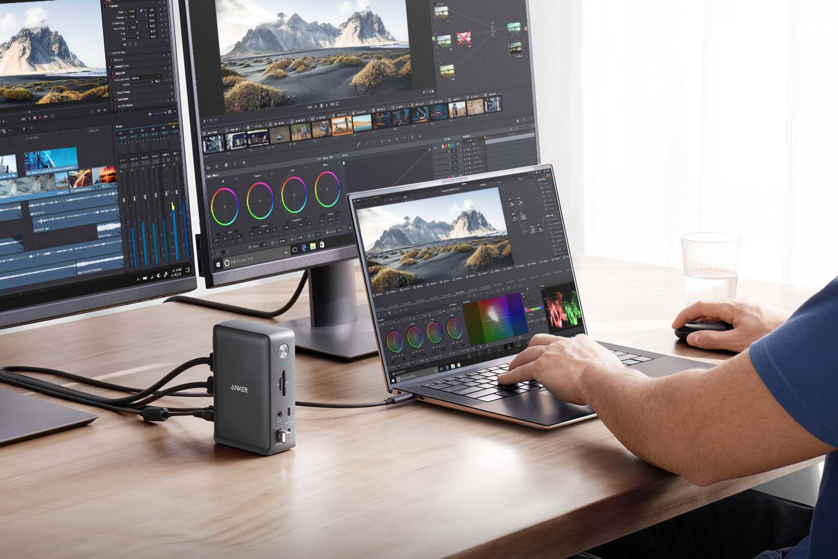 Persona que utiliza la estación de acoplamiento USB-C Anker 575 con monitor externo y computadora portátil