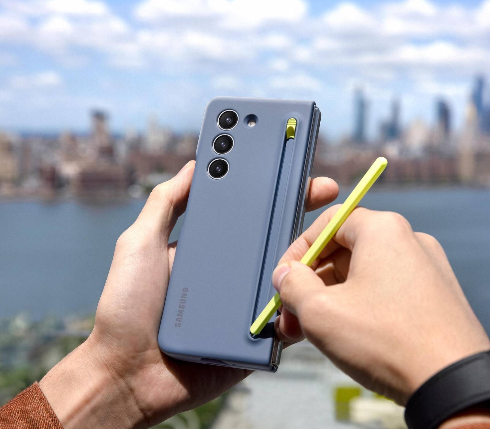 Does the Samsung Galaxy Z Fold come with an S Pen?