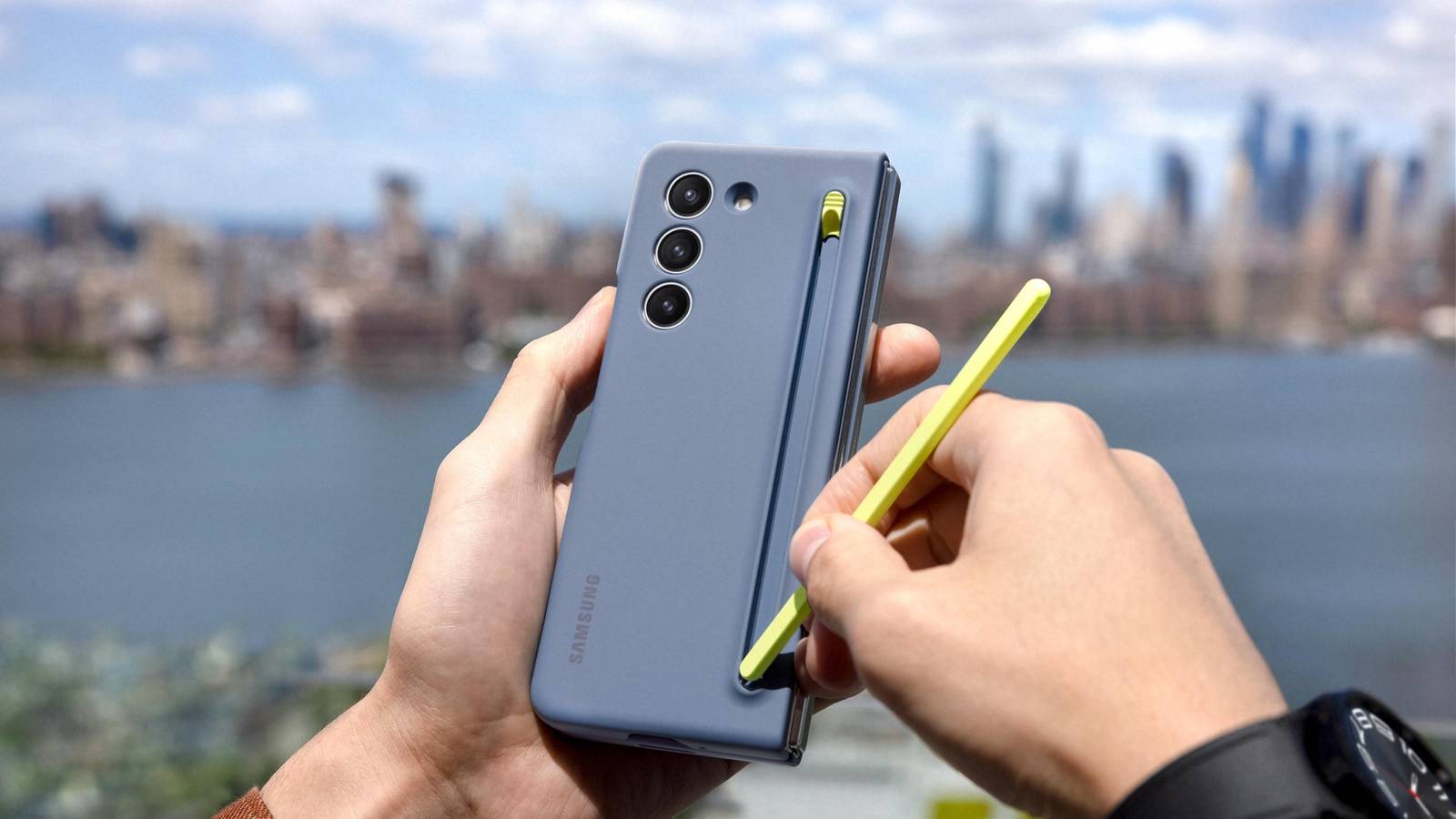 Does the Samsung Galaxy Z Fold come with an S Pen?