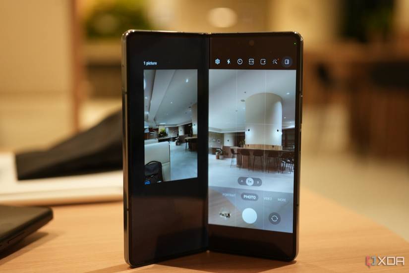 Samsung's camera interface going into Flex Mode