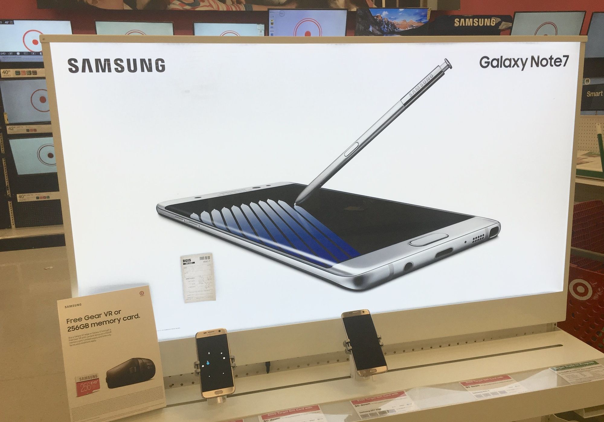 Display board showing Galaxy Note 7 at an electronic store