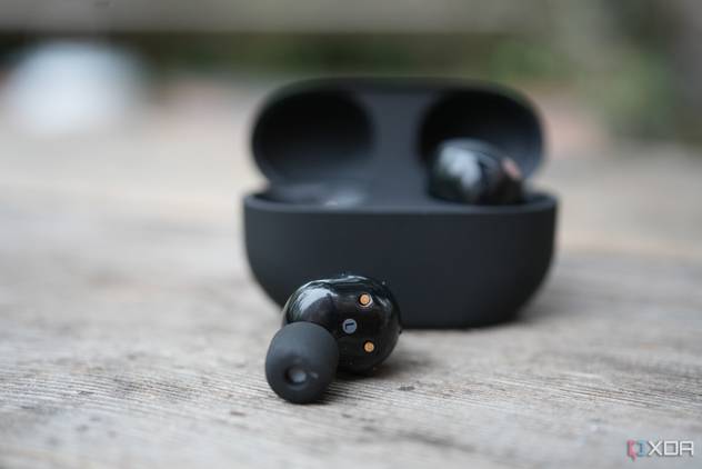 The Sony WF-1000XM5 earbuds.