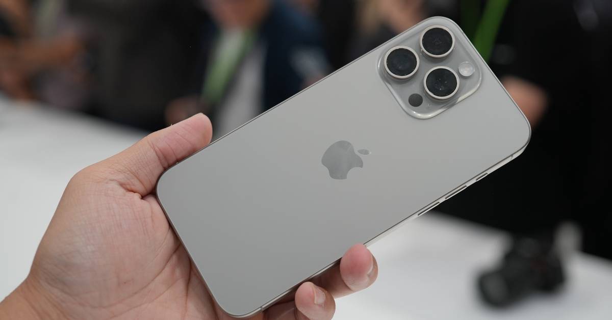 What colors does the Apple iPhone 15 Pro series come in?