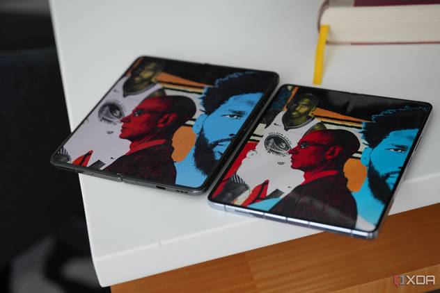OnePlus open screen (left) and the Galaxy Z Fold 5 screen (right)