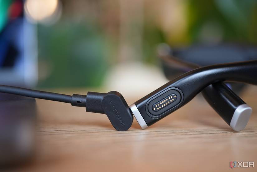 The cable connects via magnetic pogo pins
