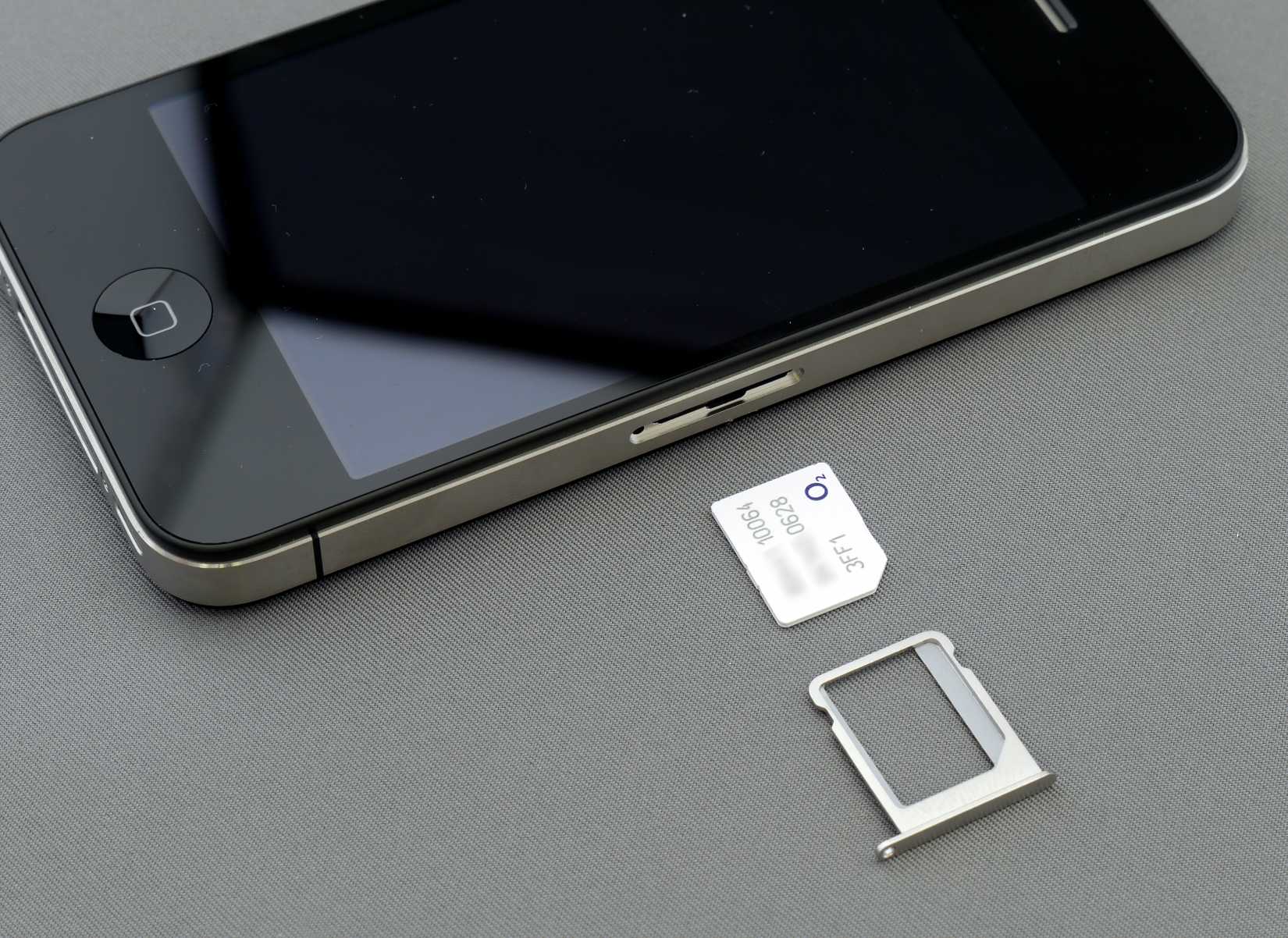 An image of the iPhone 4 with it's sim card removed.