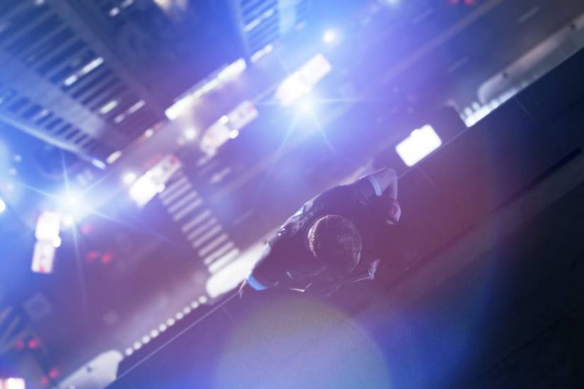 An in-game screenshot of Detroit: Become Human depicting the lens flare setting
