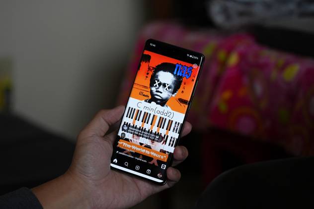 oneplus 12 in the hand showing Nas