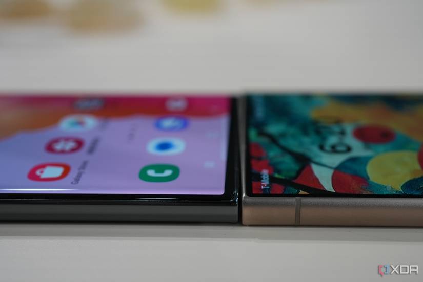 The S24 Ultra's flat panel (right) and the S23 Ultra's subtly curved screen (left)
