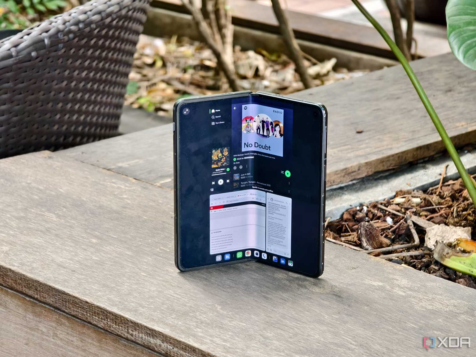 The OnePlus Open displaying three apps at once, but this grid is not static; it shifts in size and scale depending on your action.