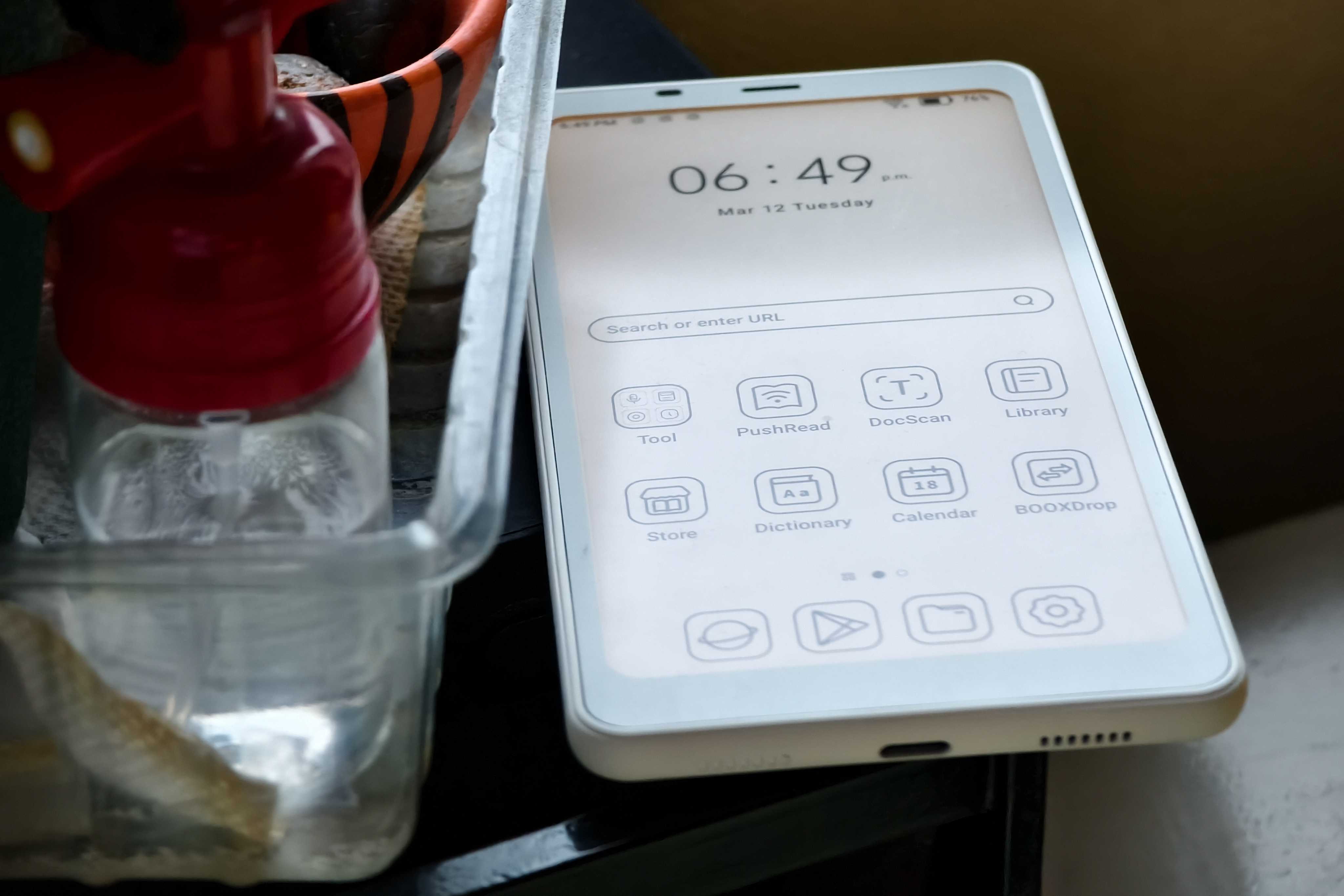 boox palma e ink, angled view