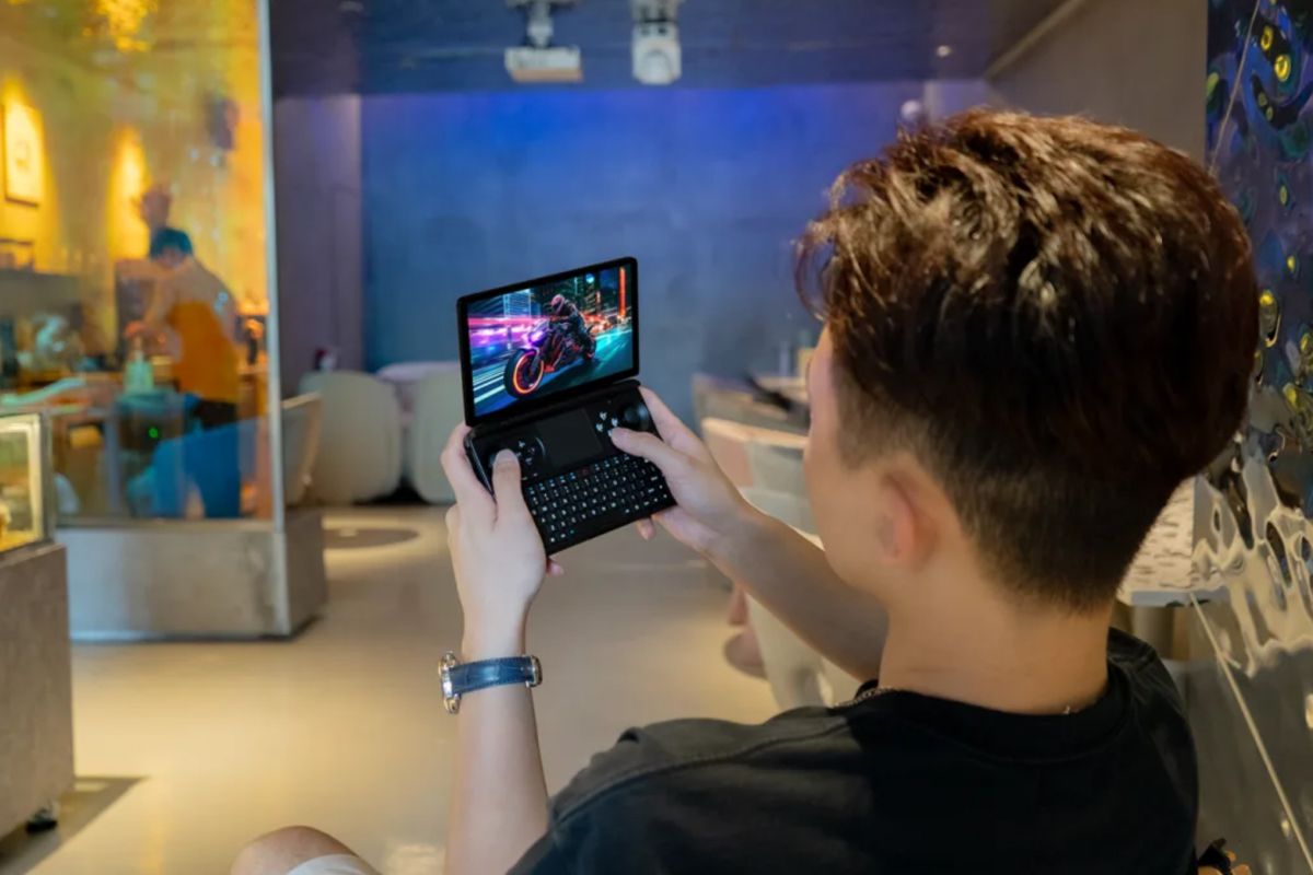 A person gaming on the GPD WIN Mini (2024)