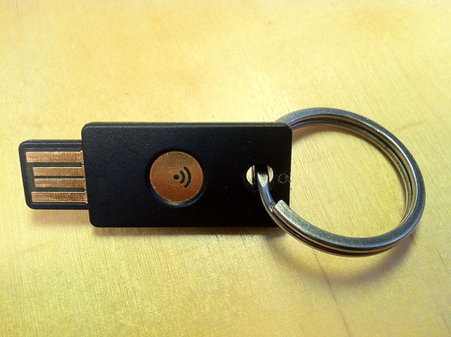 llavero yubikey