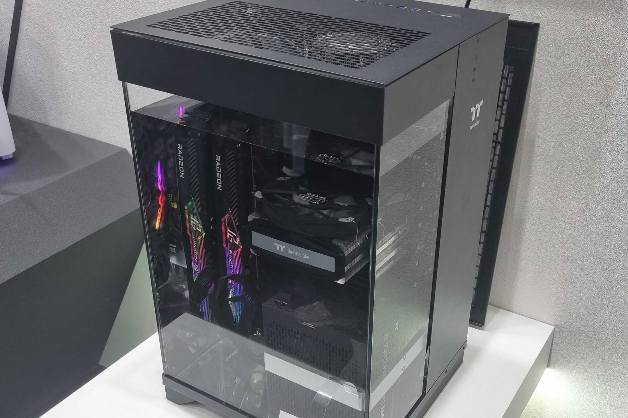 An image showing Intel and ASRock's immersion tank PC that kept on a desk.