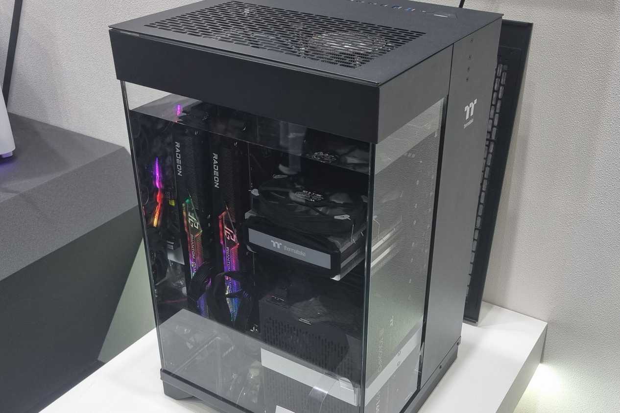 An image showing Intel and ASRock's immersion tank PC that kept on a desk.