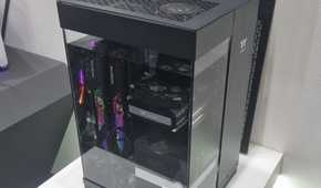 An image showing Intel and ASRock's immersion tank PC that kept on a desk.