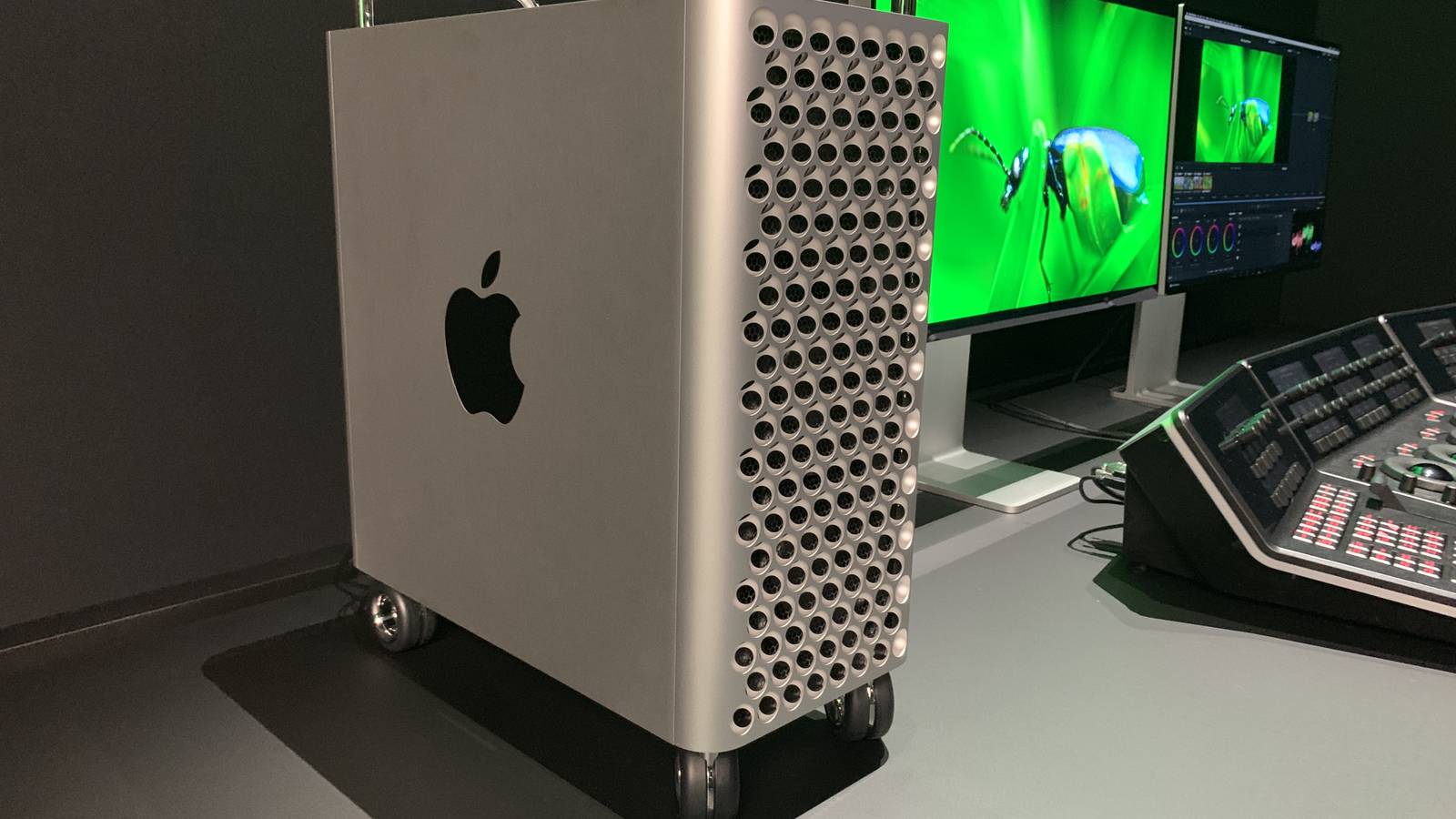 Mac_Pro_2019_on_wheels
