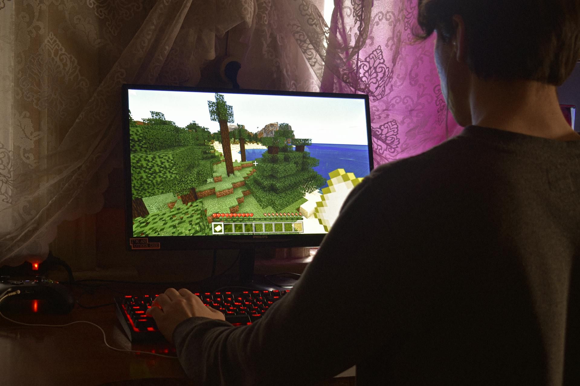 minecraft playing on laptop