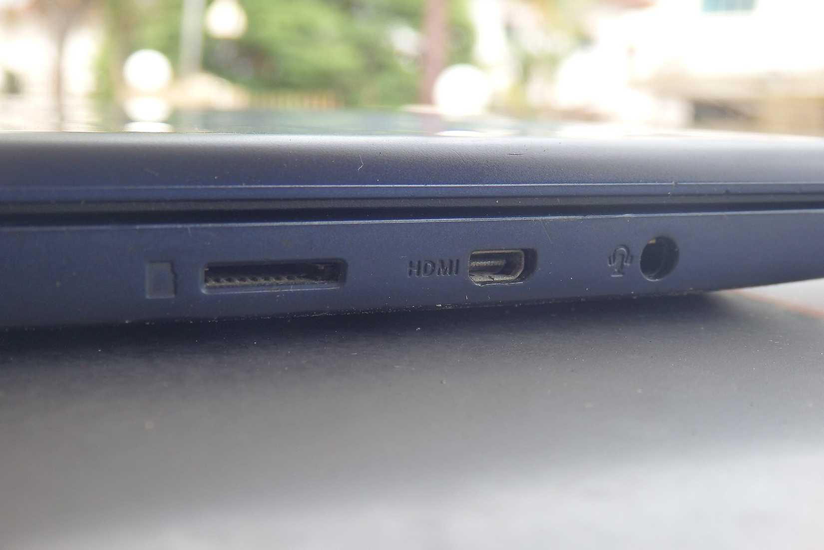 Laptop-microSD-card-slot