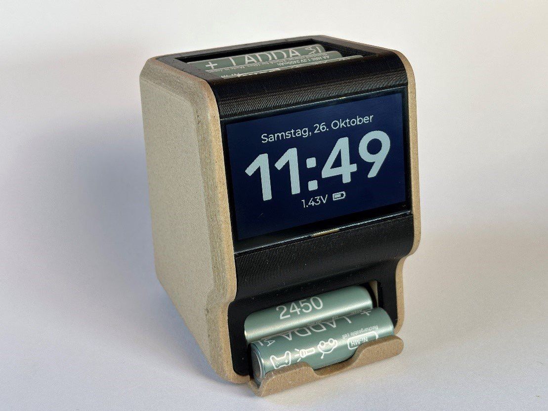 This elegant, retro Raspberry Pi Pico clock doubles as a battery charger