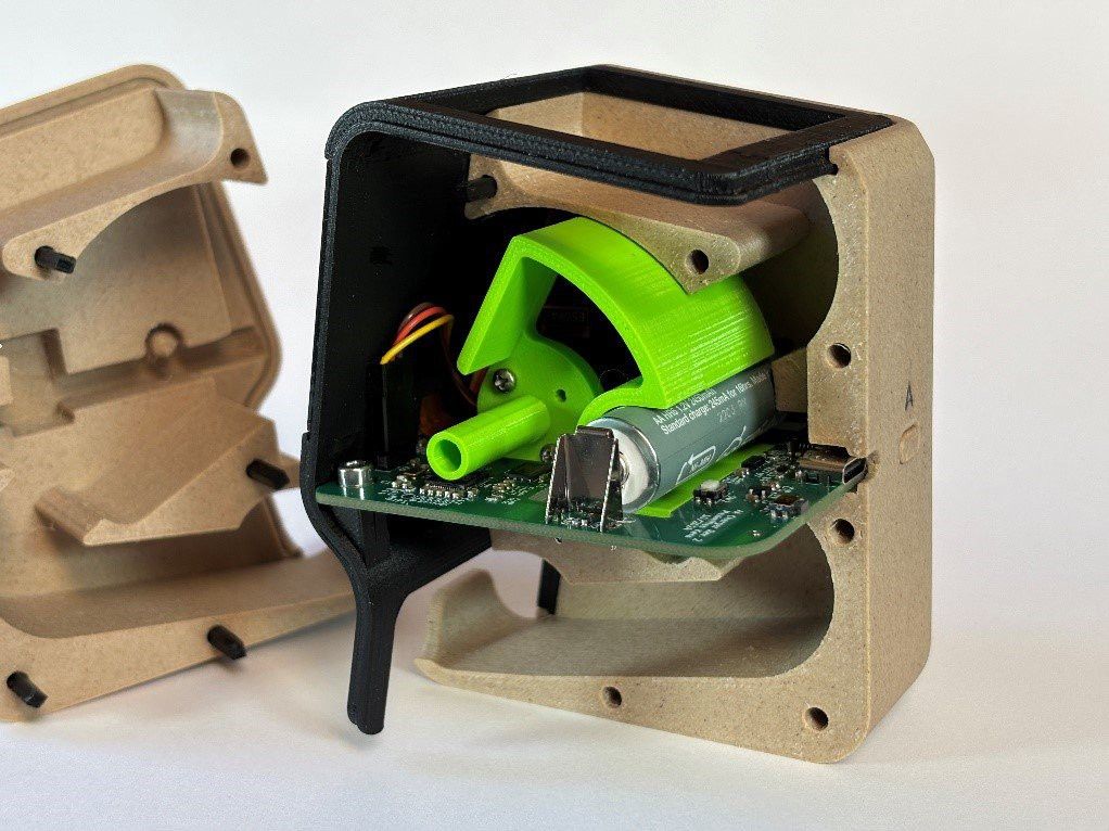 This elegant, retro Raspberry Pi Pico clock doubles as a battery charger