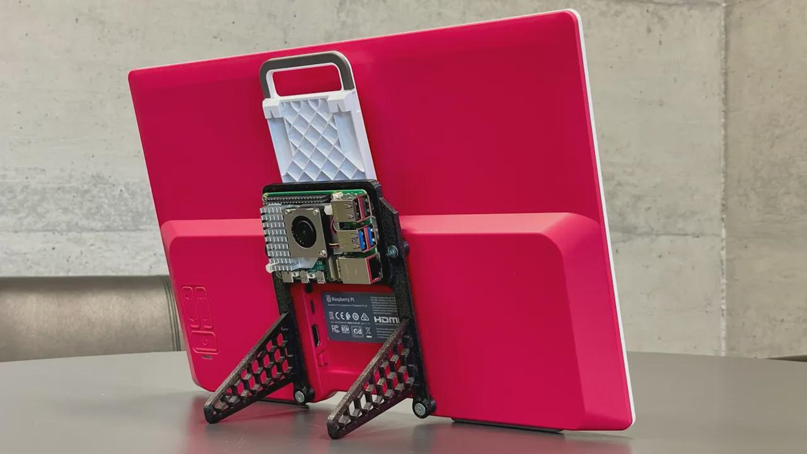 A Raspberry Pi with a portable monitor makes a better travel companion ...