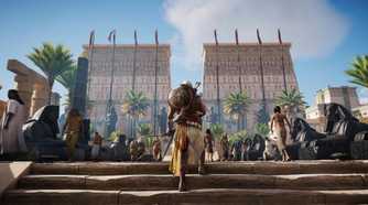 Bayek walking up stairs to an Ancient Egyptian temple