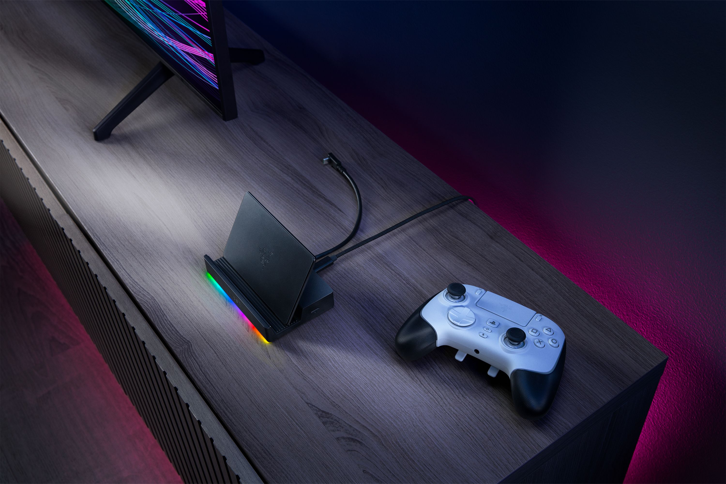 Imagen del Razer handheld dock chroma sobre un soporte de TV