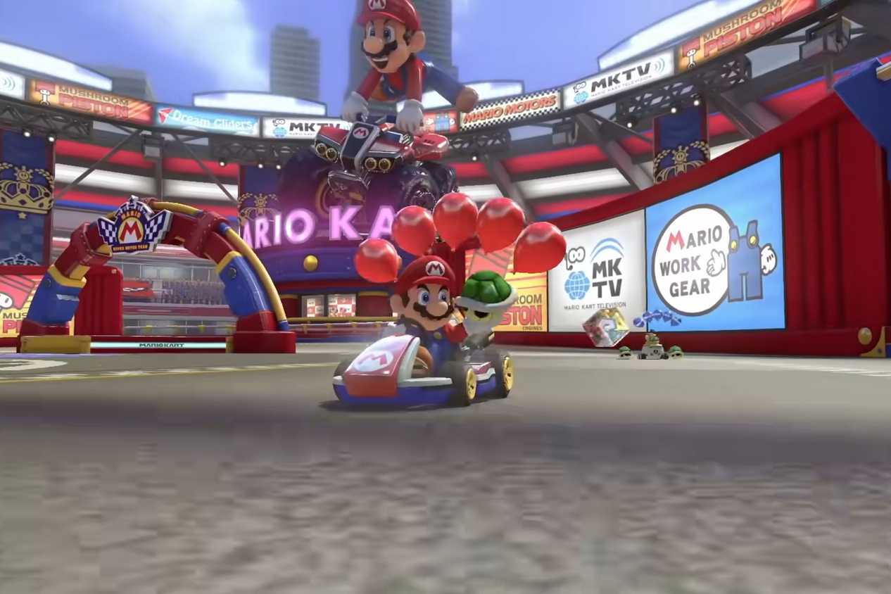 Mario Kart 8 Mario holding shell with balloons on kart