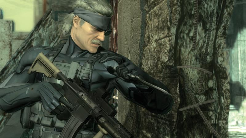 Screenshot from Metal Gear Solid 4: Guns of the Patriots video game of character Old Snake preparing to turn a corner.