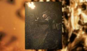 MGS3 Pachinko screenshot of Snake sneaking through a cave with a fire torch