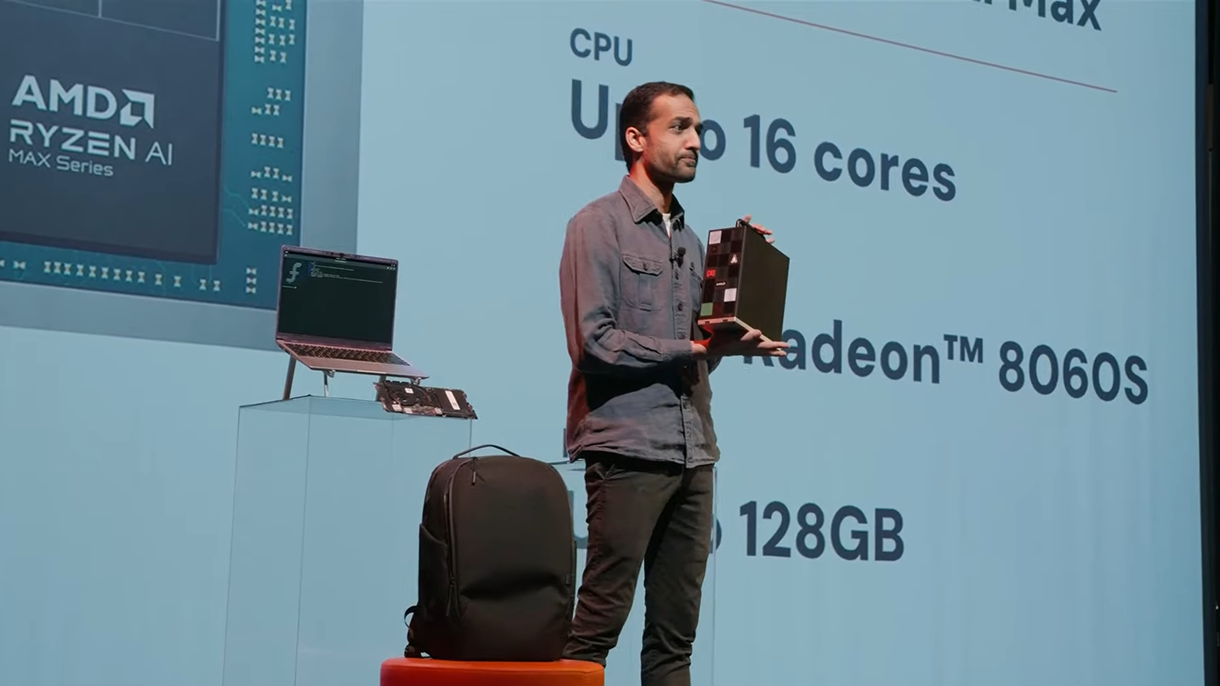 Hombre sujetando un escritorio Framework