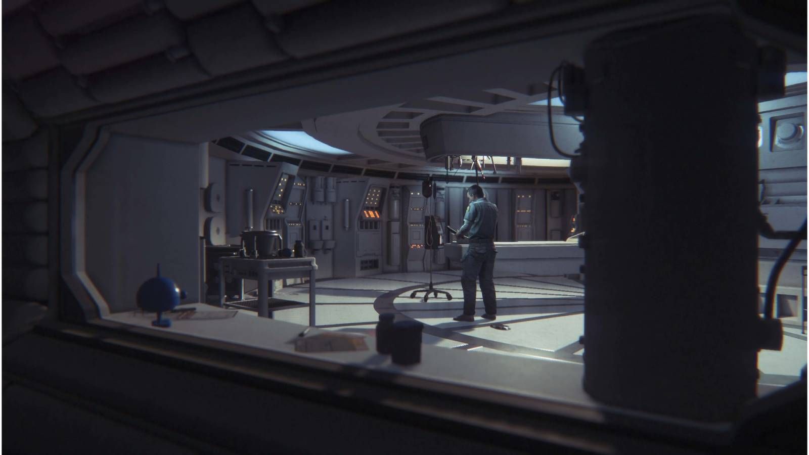 Screenshot from Alien Isolation of people before disaster