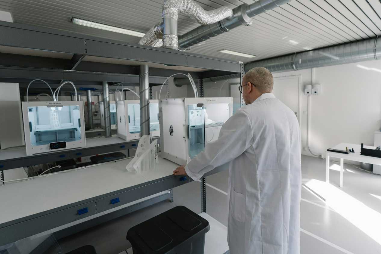 several enclosed 3D printers